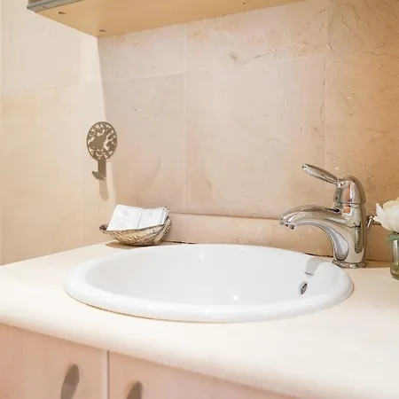 Fresca Premium 1 Bedroom Apartment *